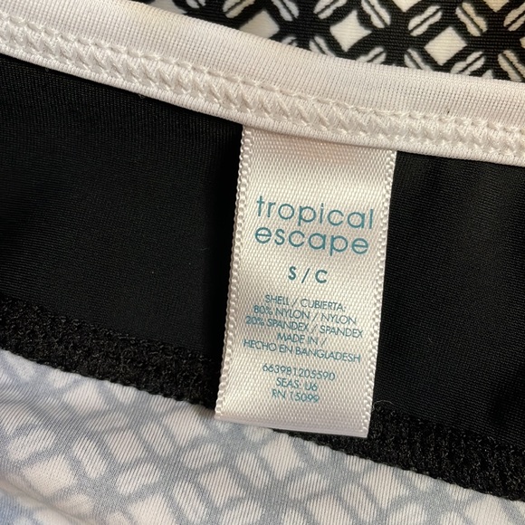 Tropical Escape rash guard! Size small! - Picture 6 of 6